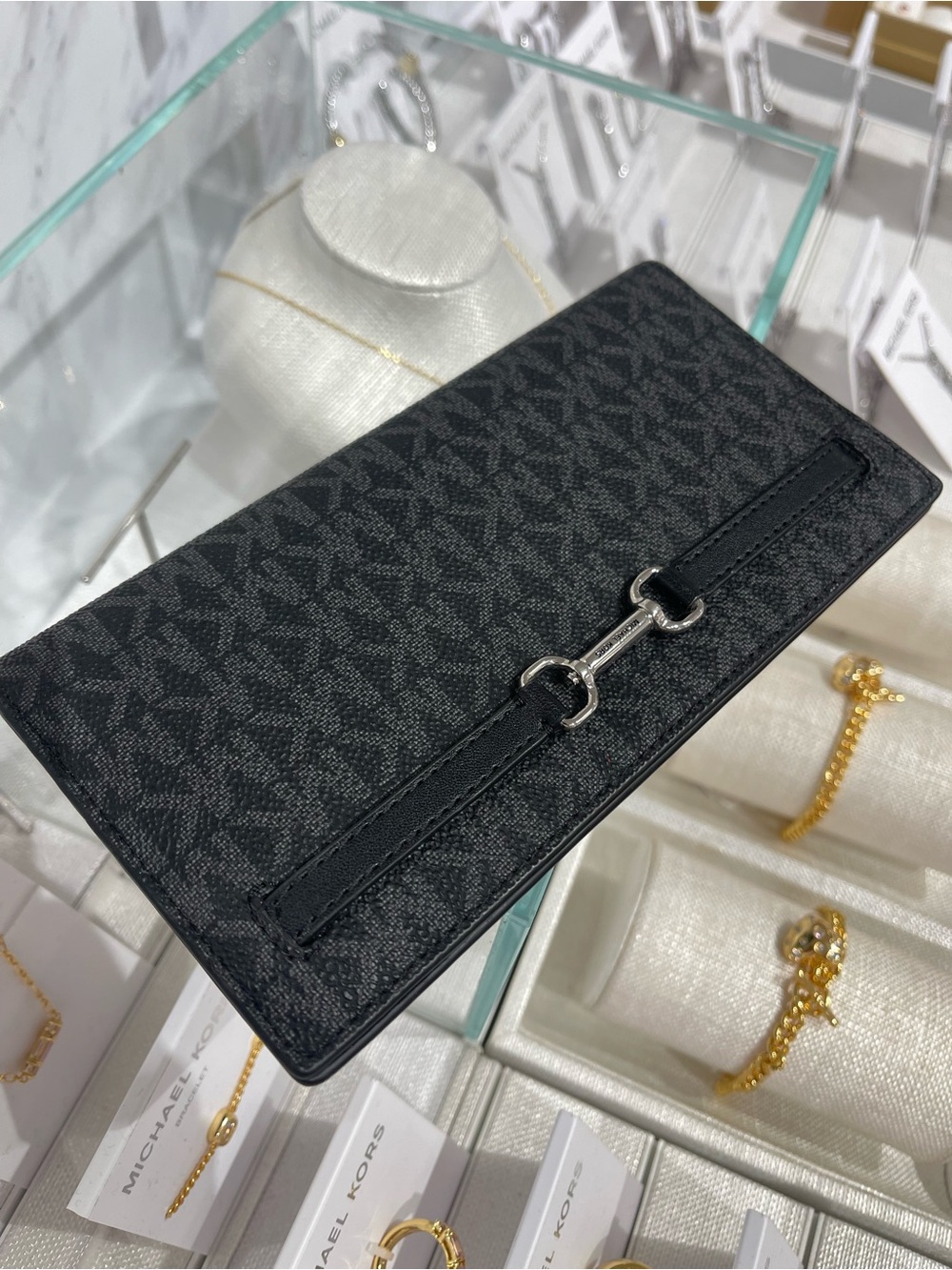 Michael Kors Carson Large Signature Logo Bifold Snap Wallet
Black
NWT - Picture 12 of 16